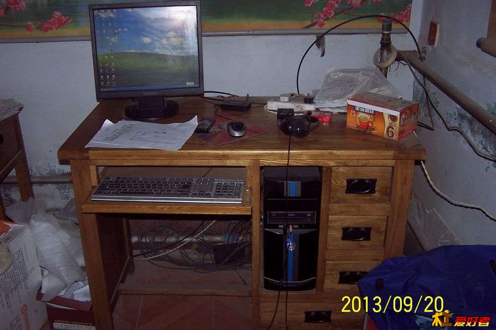 人家在用呢。电脑桌