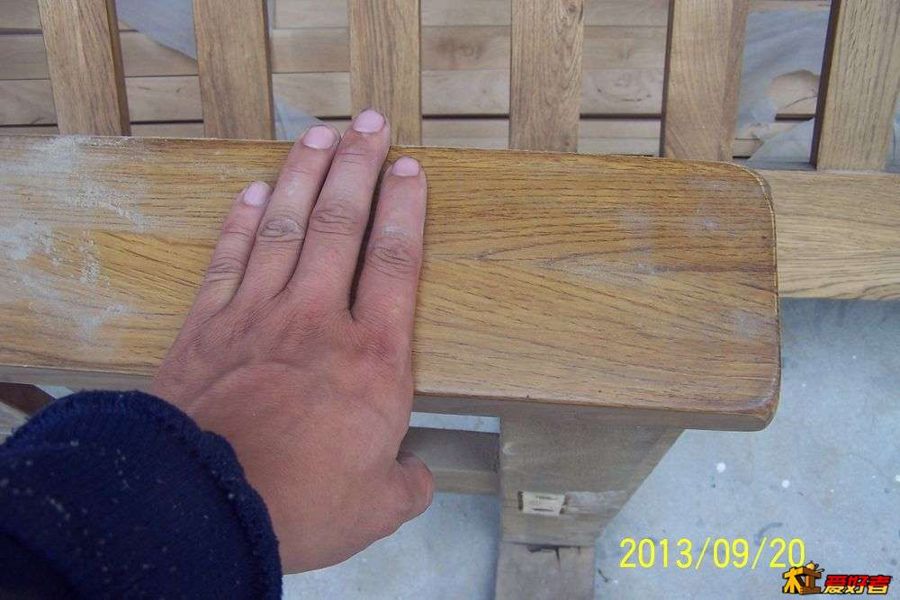 看看床头用料的厚实