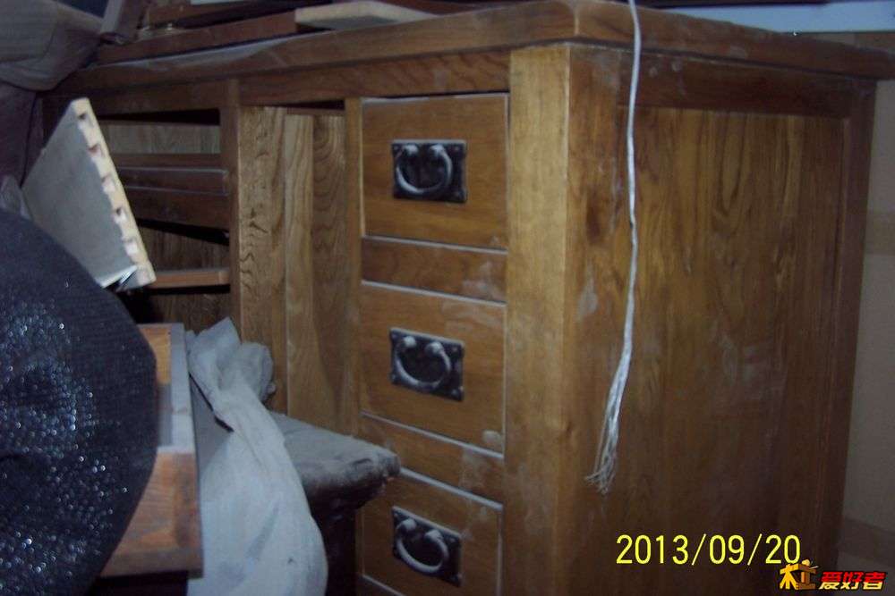 仓库里的电脑桌