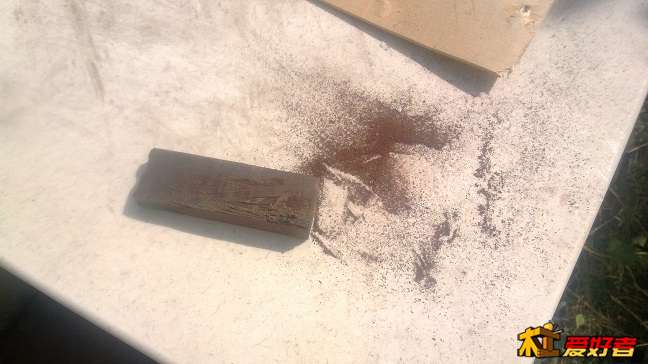 摸出的粉末很细。