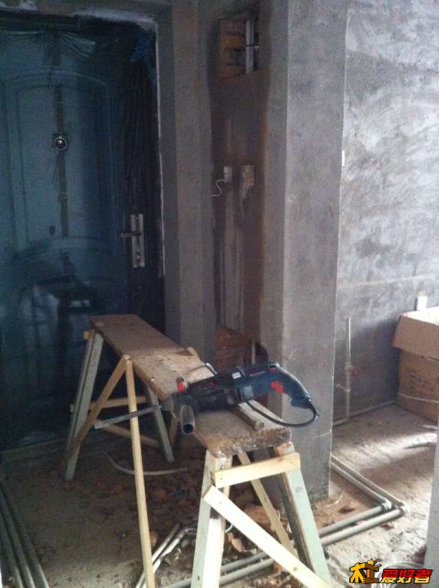 自己用老房子拆下的门框做了个建议凳子