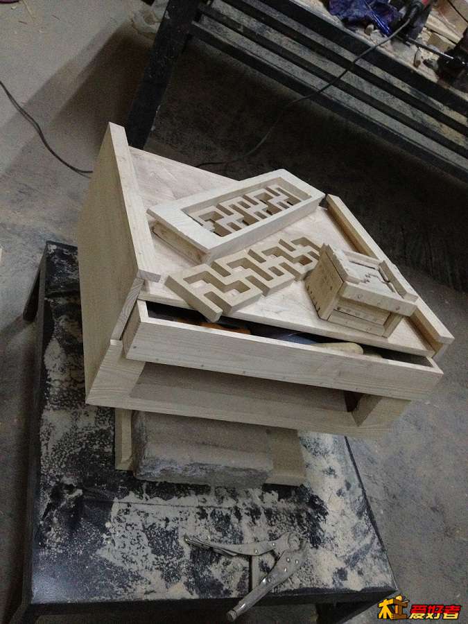 棋盘上面 是 开始 做得 木质 小稿   忘了单独拍照片了 