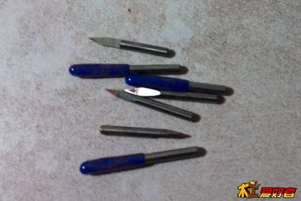 此处8把断刀，雕刻机上还有一把没卸下来的