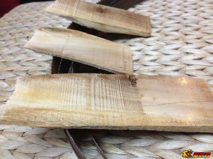 右边的木片有内凹现象.jpg