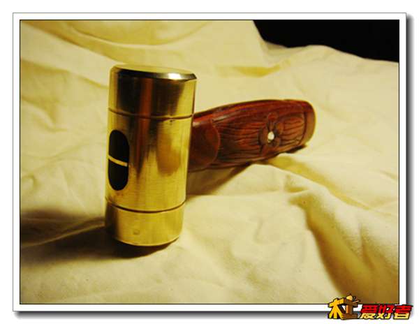 直立的铜锤，高7厘米