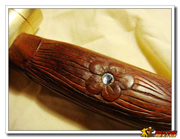 梅花花芯嵌入水晶，防滑的流线细纹。