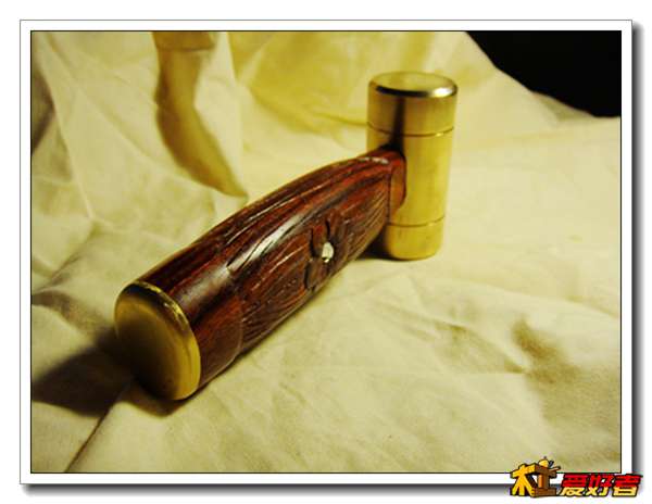 手柄尾部有铜块装饰