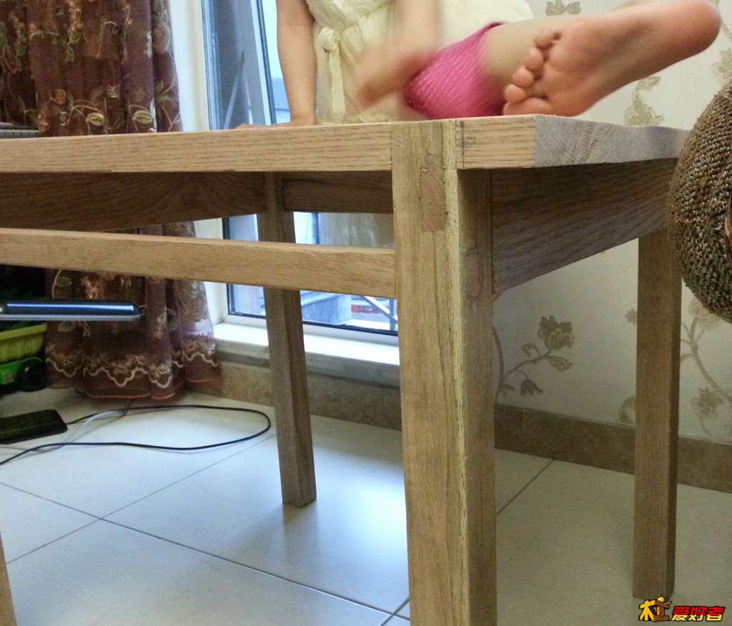 上面是我家小公主的脚，放桌子上已经文明多了，原来可以随时伸到我嘴巴里的。