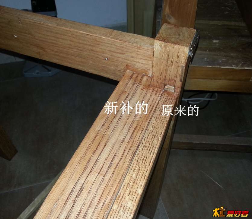 先在桌斗这给补加了块红橡板用来美观，免得从外面能看到里面的松木板