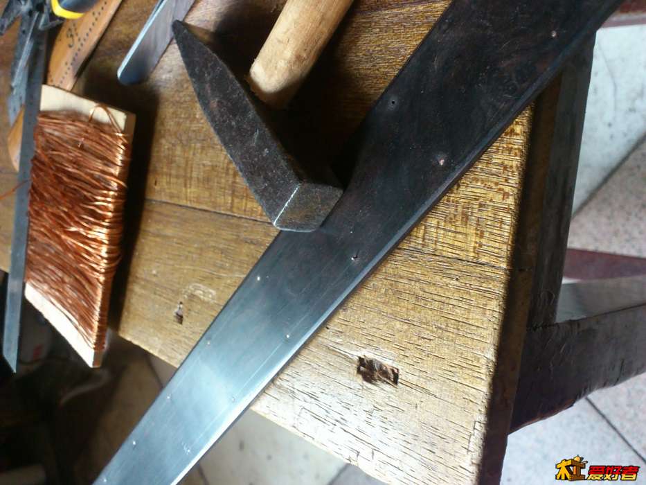 把铜星用镊子对准眼