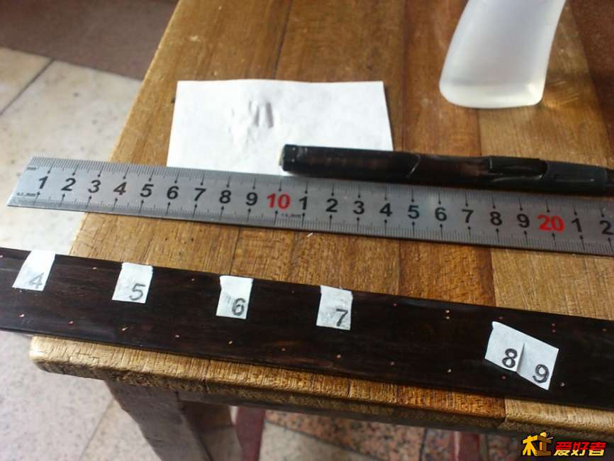 胶水粘到材料上