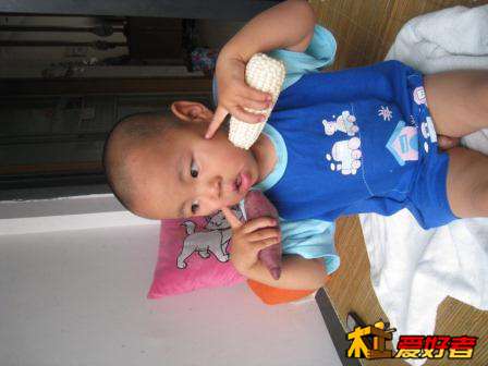 儿子坐的地方即当时做的地台，可以打开里面放杂物的