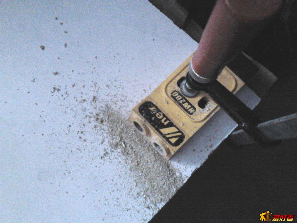 打孔后的碎屑.jpg
