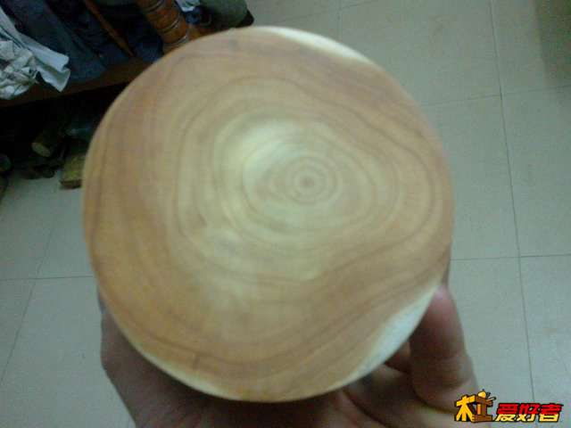 柏树笔筒底部.jpg