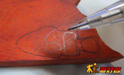 图片打印出来，描个轮廓，再画上大体部位