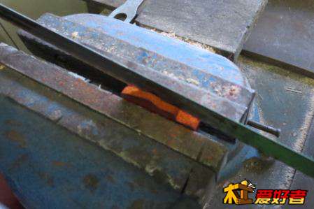 用的是块科檀牌子料，太厚了，锯成两瓣。