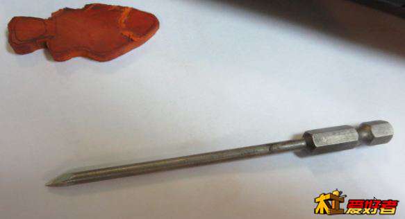 螺丝批磨的工具，人生中第一把刻刀。