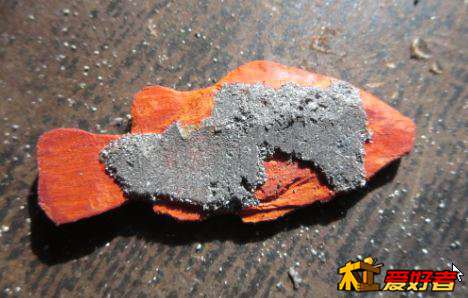 稍微干一点的时候压紧了一下，感觉铝粉黑不溜秋的。