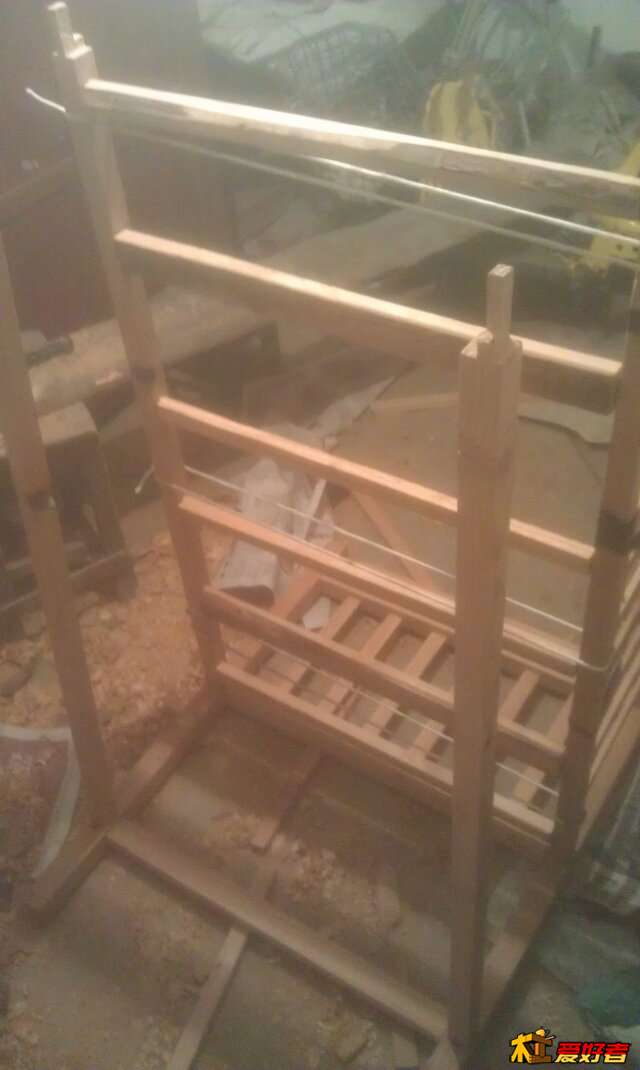 先组装床头和床身