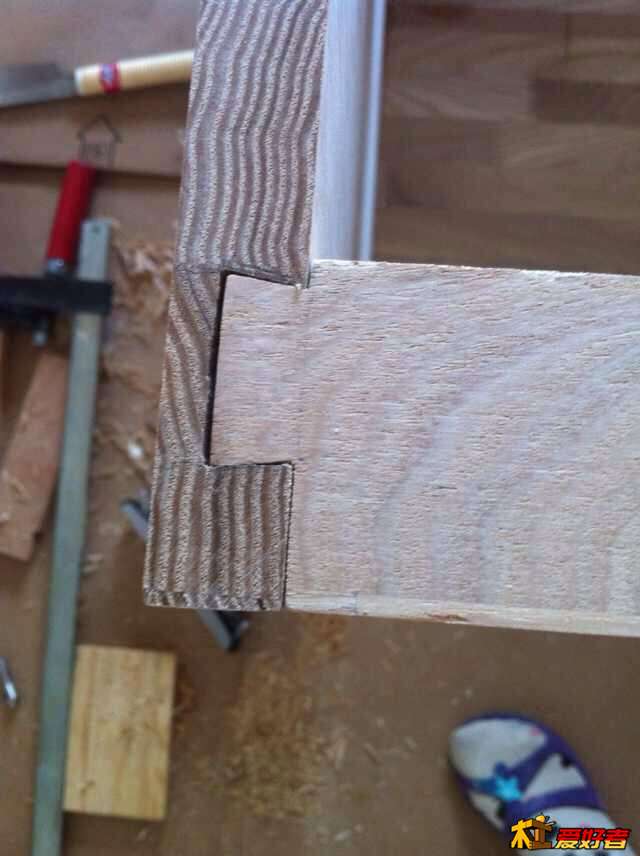 顶部横条的与边板的结合