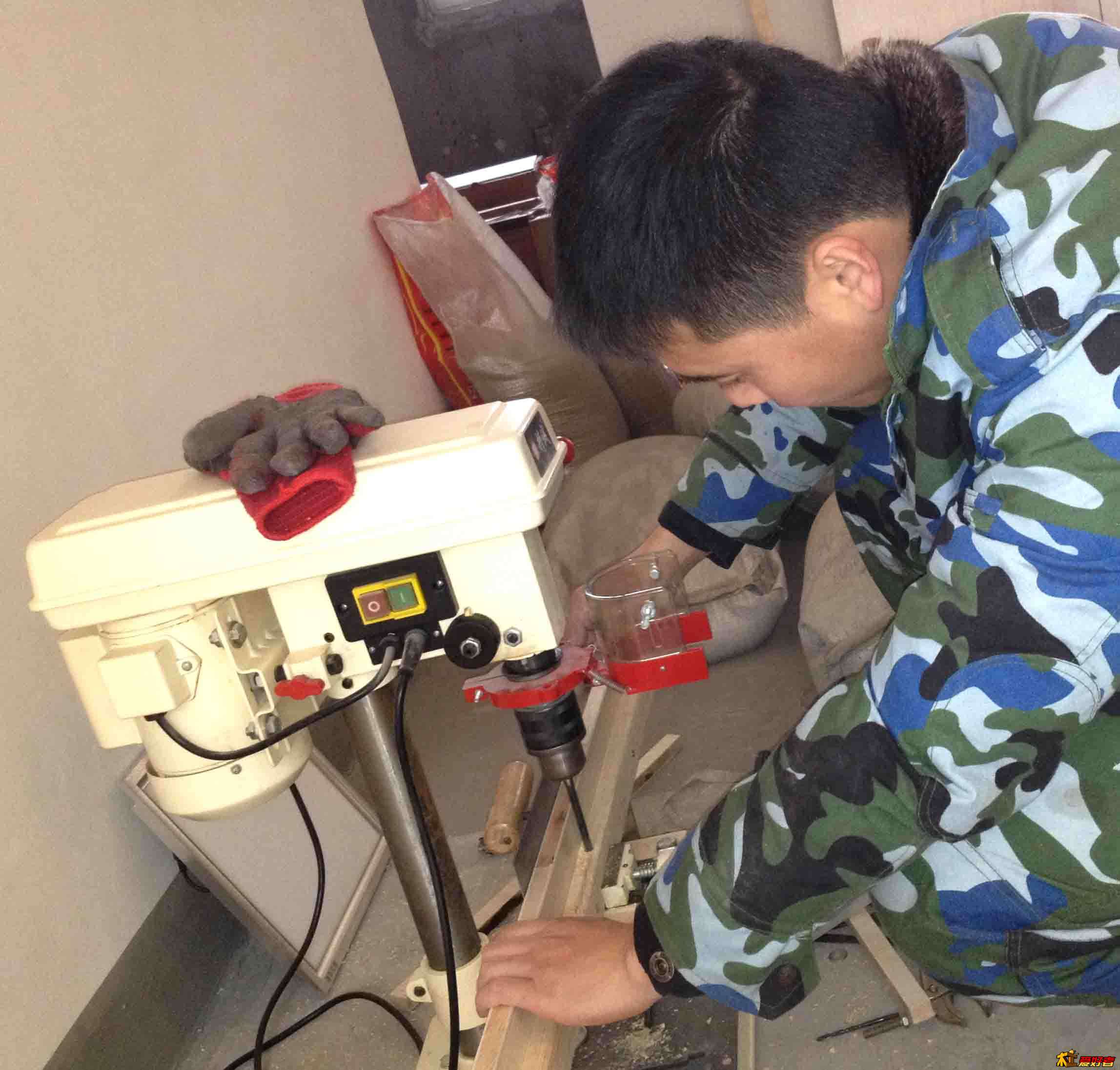 先上台钻打几个定位孔