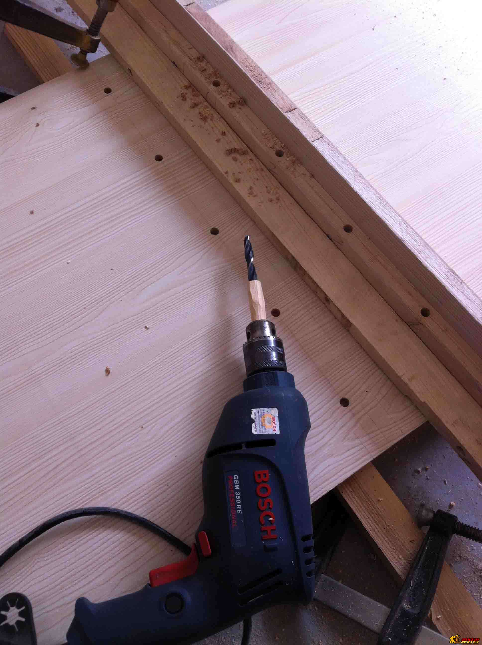 这是钻好的圆木榫孔