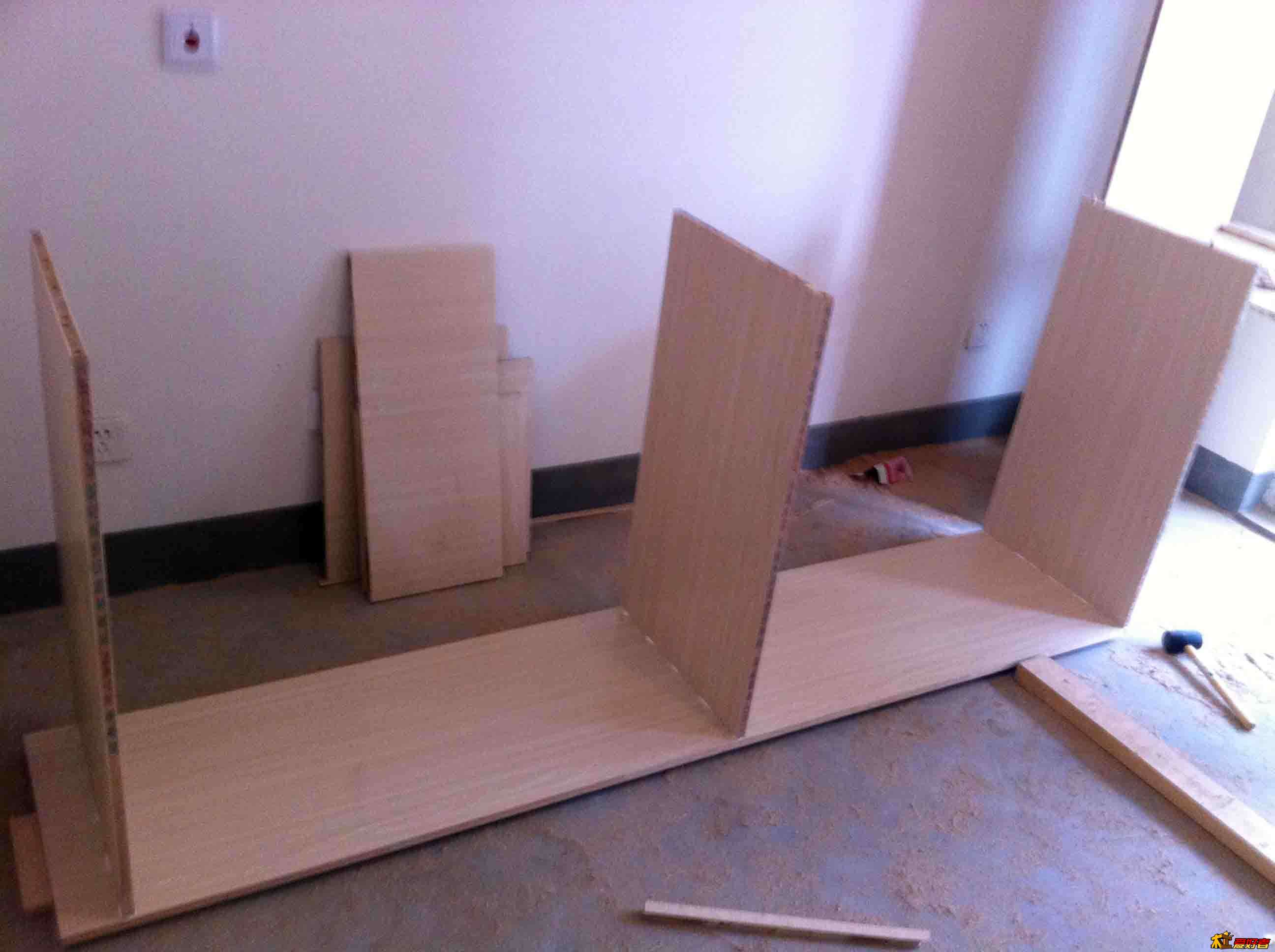 装上一面板子，试了下还挺牢固