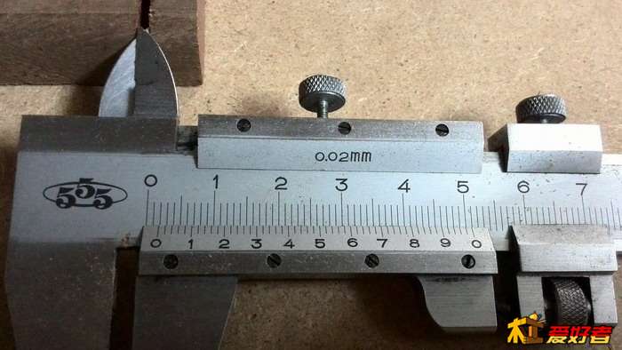 用推台横切木板时的锯缝是1.9mm