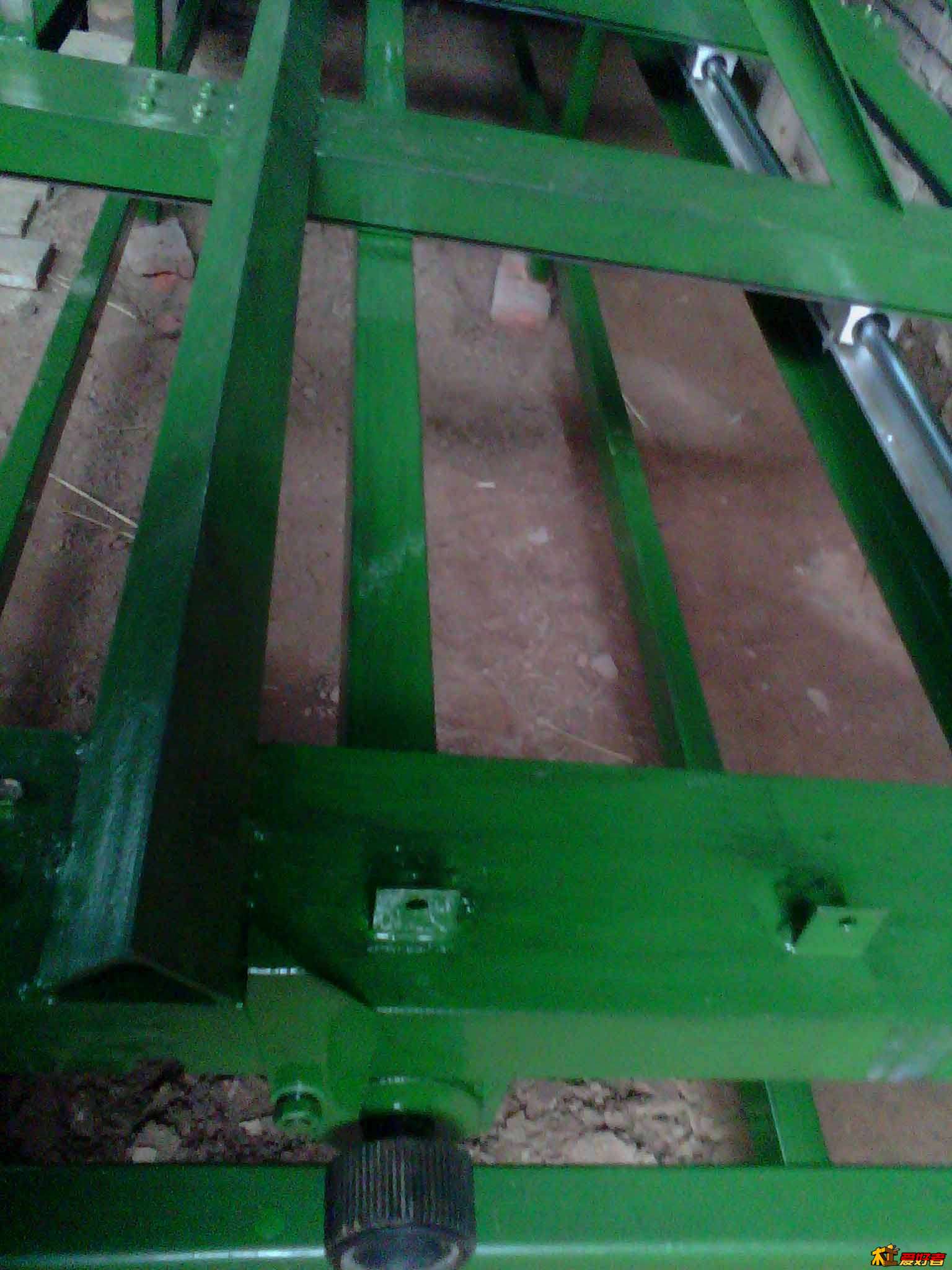 不会玩这个上传图片，凑活看吧。这个是刹车连动控制杆，手动的