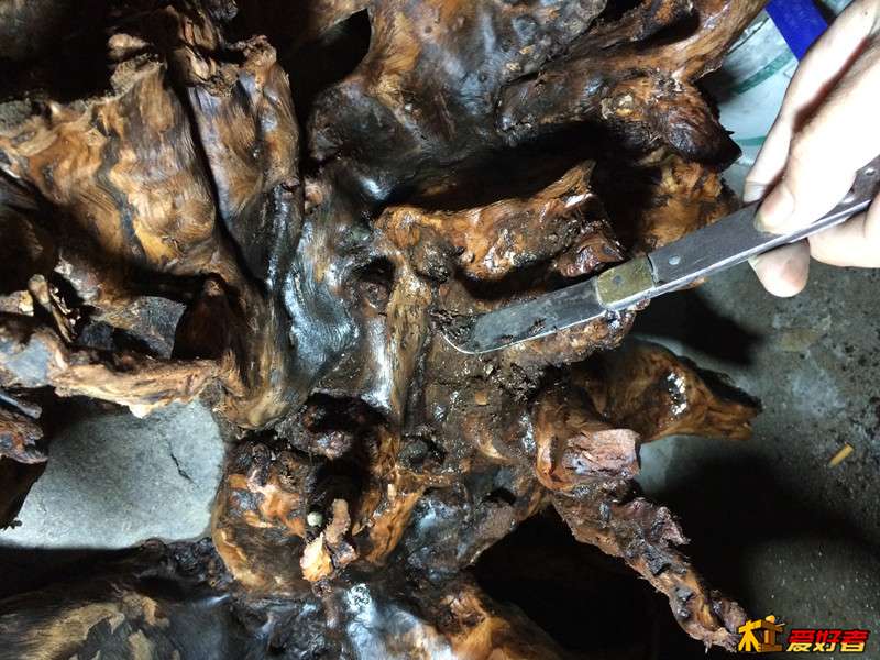 刮了3半钟头就只清理掉一小块地方
