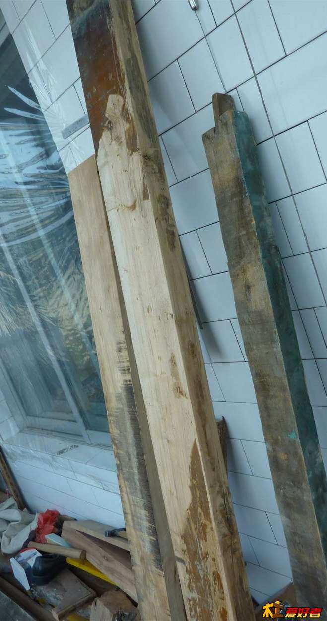 有2根这样的料，刮开看看什么东西。另一根压堆下面了。