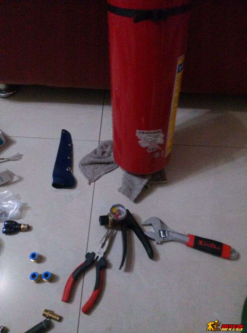 拆开了灭火器上部