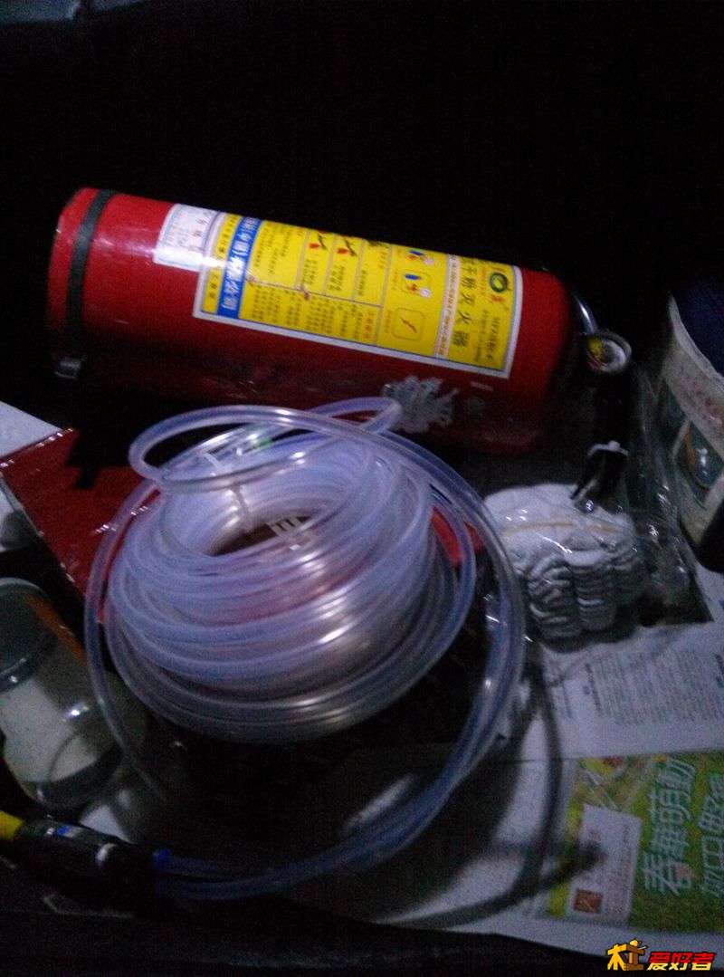 在车尾箱测试充气