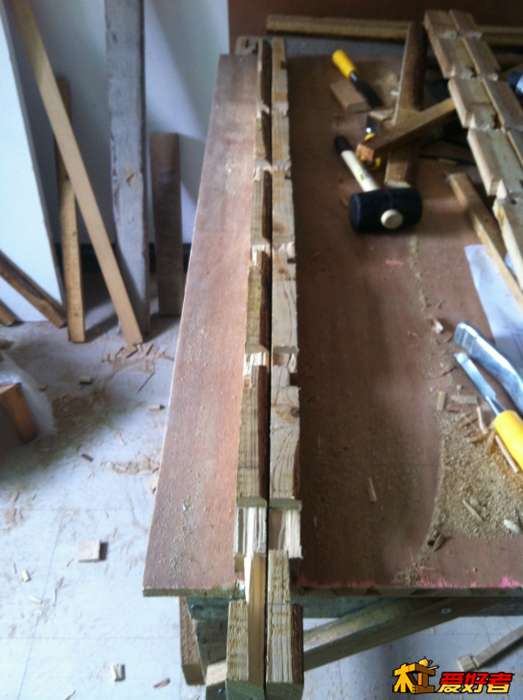 鞋架的后腿，其中一个弄的时候方向搞反了，重新弄过，只能将就着