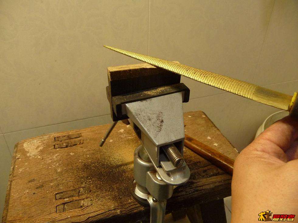 一侧有白皮，用黄金锯去掉。