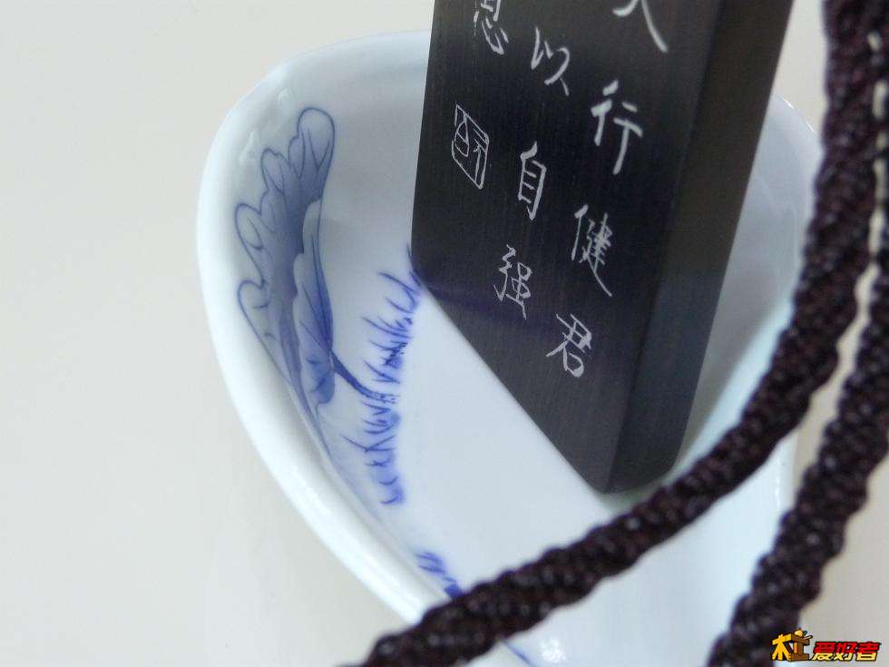 底部能看到照出的青花。