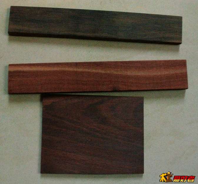 材料上面一块是南美紫檀，第二块是南美花梨，第三块是血木片