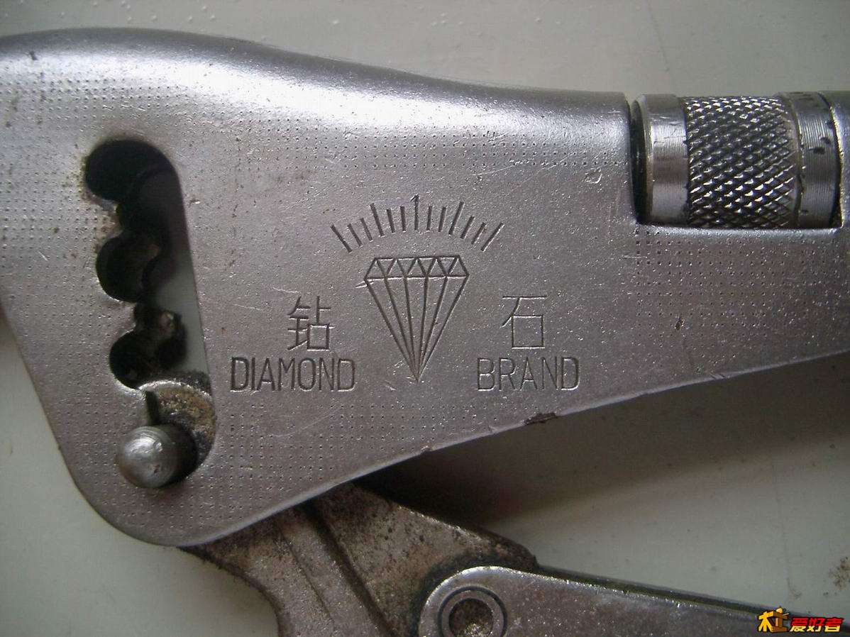 销子移动可调节开口大小