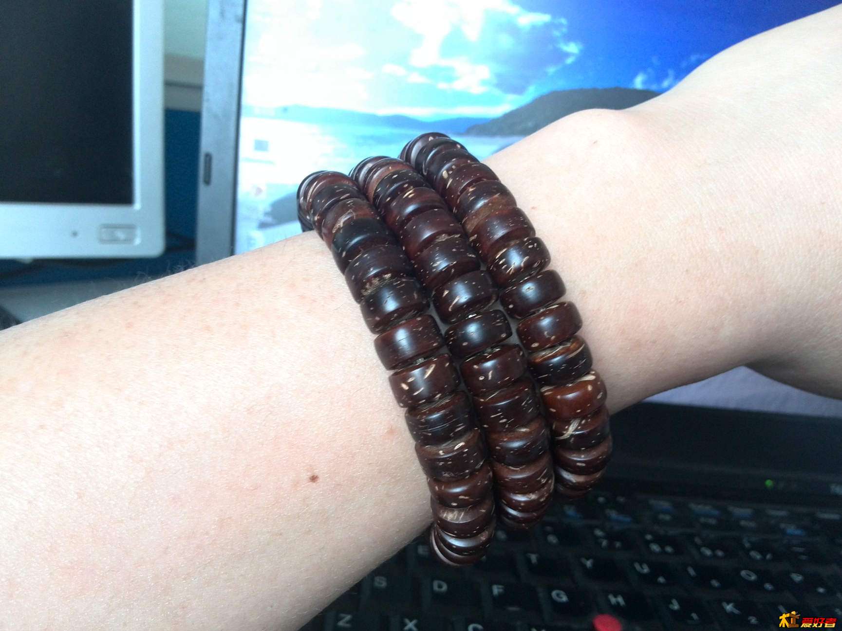 戴在手上的效果，感觉缺点什么