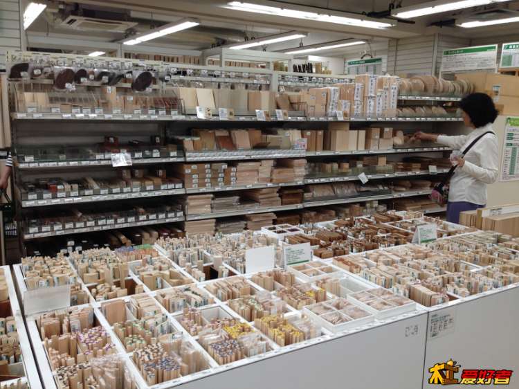 东京池袋东急DIY商埸材料柜一角