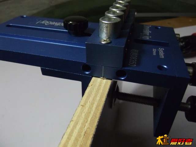 可以利用钻套中心线