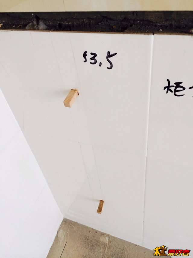 用冲击钻12mm的钻头在钉眼处钻眼