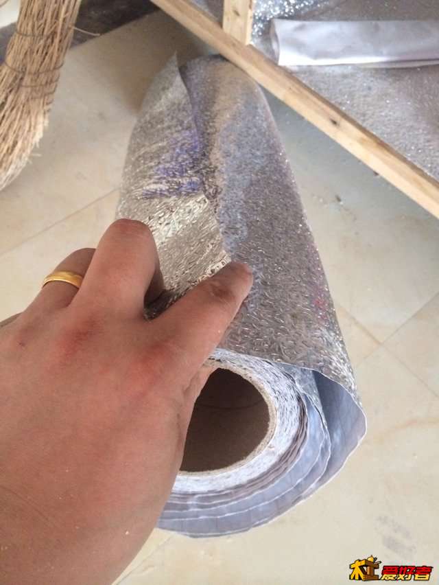 隔板做完后贴防潮纸
