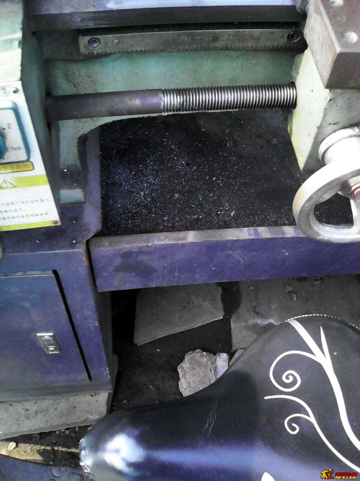 底下是齿条和丝杠，摇了摇还很顺滑