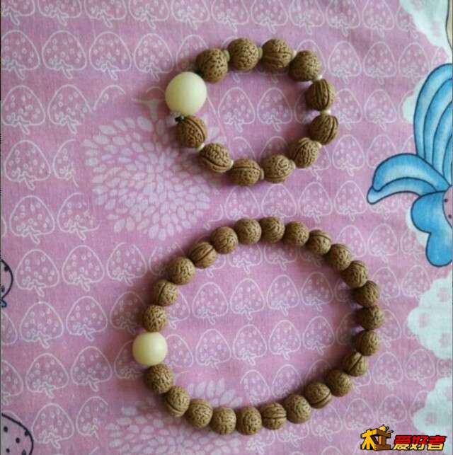 自己用拿回来山桃核+菩提根穿的