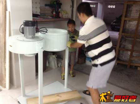 要儿子帮忙盯着螺丝孔好对齐