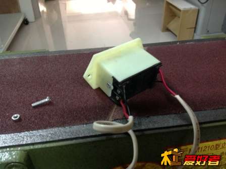 砂带机的开关，电线裸露，看着就害怕