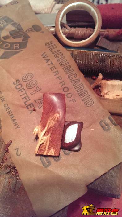 像小媳妇一样依偎在领导身边。