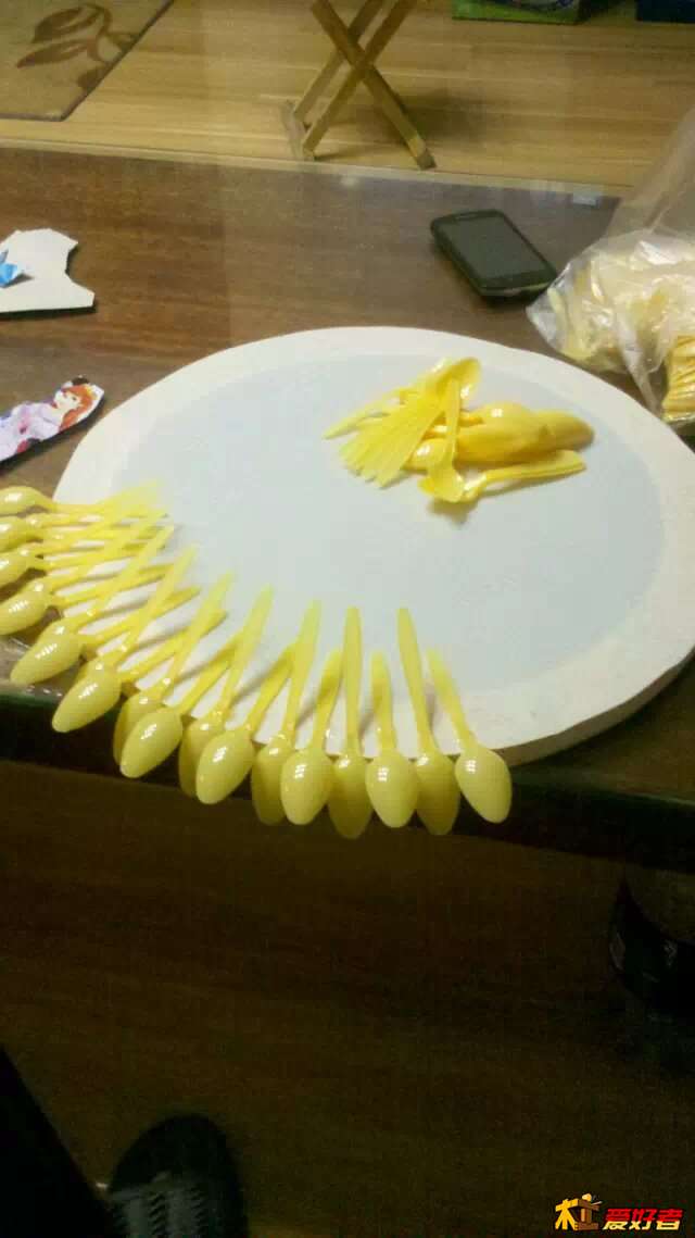 去年卖冷饮剩下的小勺子