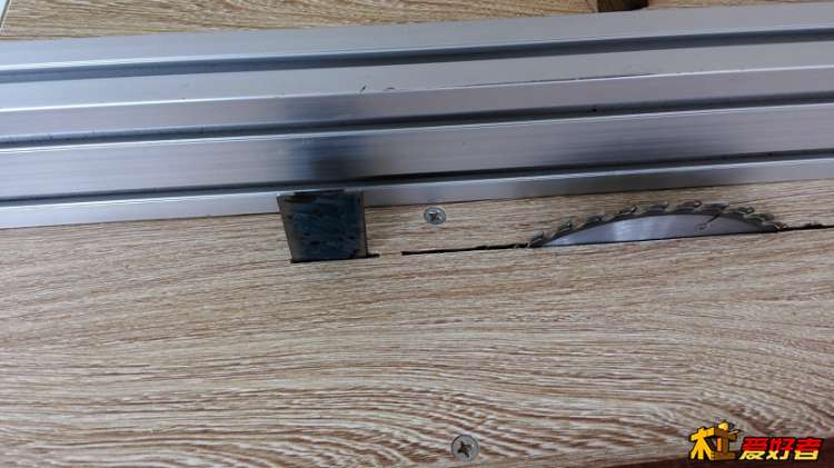 简易分料刀，用了个搭扣做的，距离有点远，这个电圆锯没有安装位置，不能随着锯片升降，不知道哪位有啥更好 ...